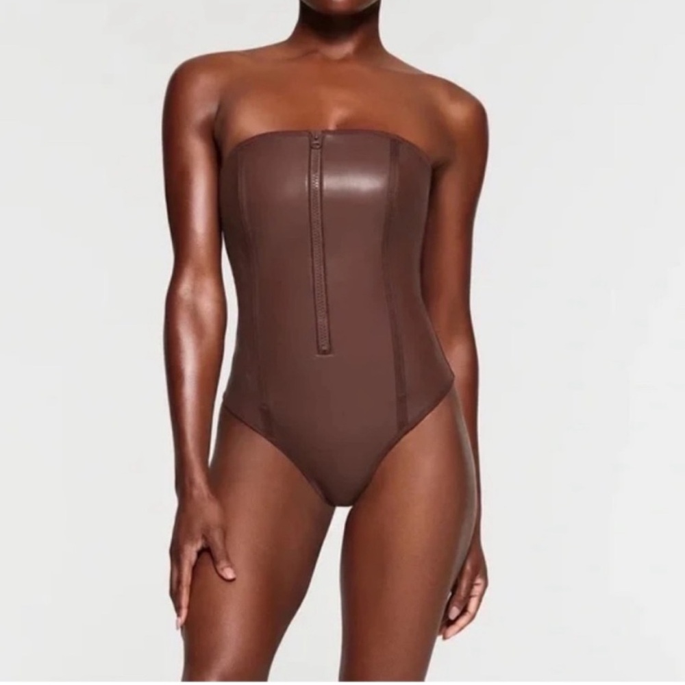 SKIMS RUBBERIZED STRAPLESS SWIMSUIT
